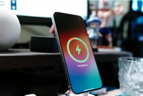 苏州苹果15换屏服务分享用什么充电器给iPhone15充电更好 